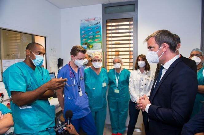 Le ministre de la santé, Olivier Véran (à droite), avec des soignants au CHU de Fort-de-France, à la Martinique, le 12 août 2021.