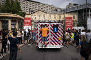 Lors d’une manifestaton contre l’instauration du passe sanitaire, devant l’hôpital de la Timone à Marseille, le 7 août 2021.