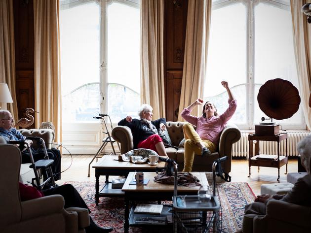 Dans le salon de la Maison Delame à Valenciennes. À gauche, Jacques Bruge observe Jacqueline Dewaele et Vincent Delauney en grande discussion.