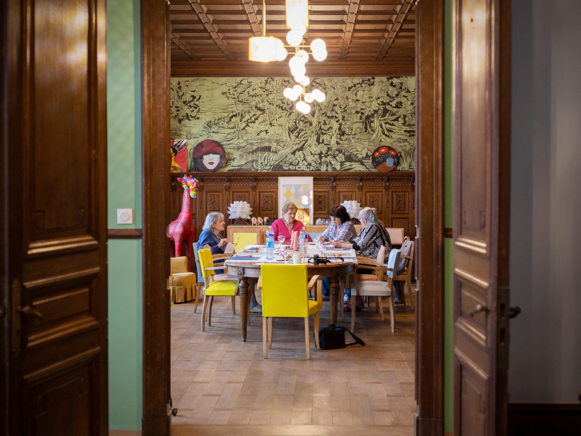 Atelier de vocabulaire français/polonais avec une animatrice, dans le grand salon au rez-de-chaussée de la maison Mochez à Onnaing (Nord), le 6 juillet.