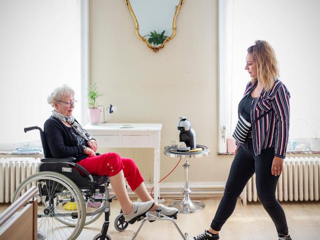 Chaque jour Jacqueline Dewaele fait de l'exercice dans sa chambre pour conserver la mobilité de ses jambes. L’animatrice Cynthia Chaillet l'assiste et l'encourage, le 6 juillet 2021.