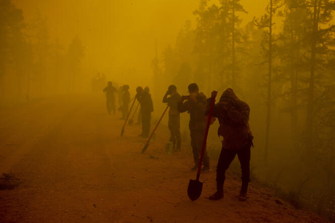 Des volontaires luttant contre le feu près du village de Kyuyorelyakh, en Russie, le 7 août 2021.