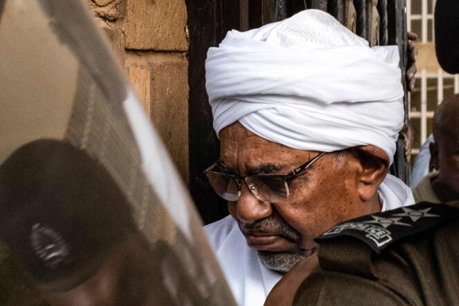 Le président soudanais déchu Omar Al-Bachi, après sa comparution devant les procureurs pour corruption et possession illégale de devises étrangères, à Khartoum, le 16 juin 2019.