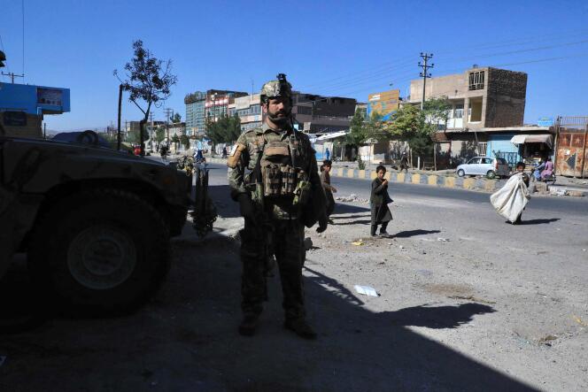 Un membre des forces afghanes à Herat, alors que les talibans se sont emparés du siège de la police de la ville, le 12 août 2021.