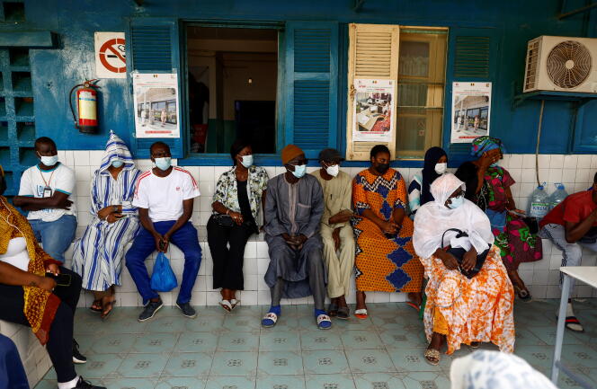 Des Sénégalais attendent de se faire vacciner contre le Covid-19 à l’hôpital Philippe-Senghor, à Dakar, le 28 juillet 2021.