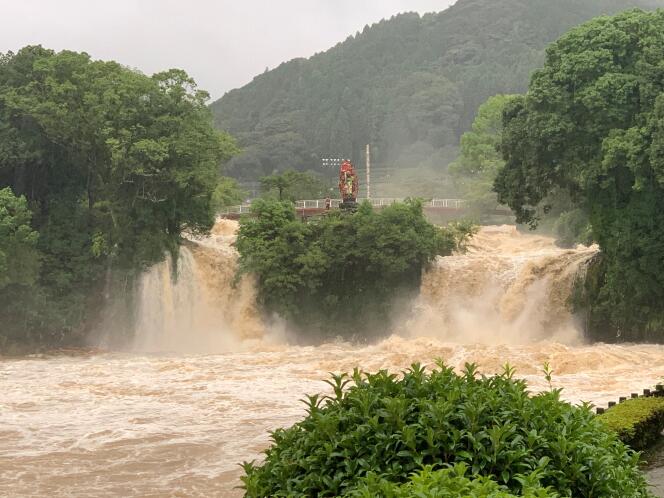 Une image provenant des réseaux sociaux montre les chutes de Todorokinotaki, dans la ville de Ureshino (préfecture de Saga), transformées en courant boueux, le 14 août 2021.