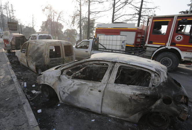 Des voitures après un incendie à Achlouf, en Kabylie, le 13 août 2021.