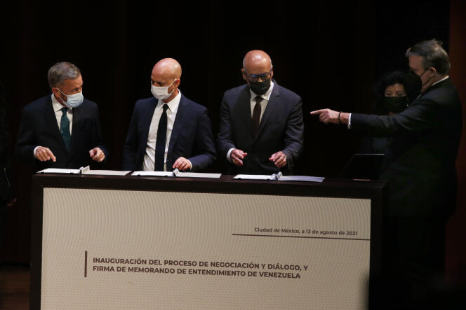 Gerardo Blade Perez, Dan Nylander, Jorge Rodriguez i Marcelo Ebrard podczas negocjacji wyborów prezydenckich w Wenezueli w Meksyku, 13 sierpnia 2021 r.
