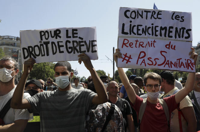 Lors d’une manifestation anti-passe sanitaire à Paris, samedi 14 août.