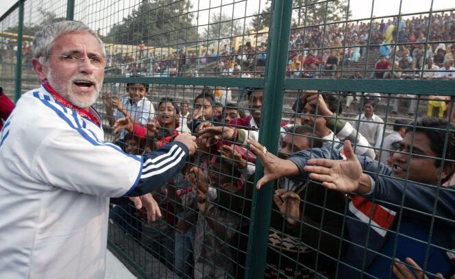 Gerd Müller shaking hands with spectators before a Bayern Munich friendly match at Kanchenjunga stadium, India on January 21, 2009.
