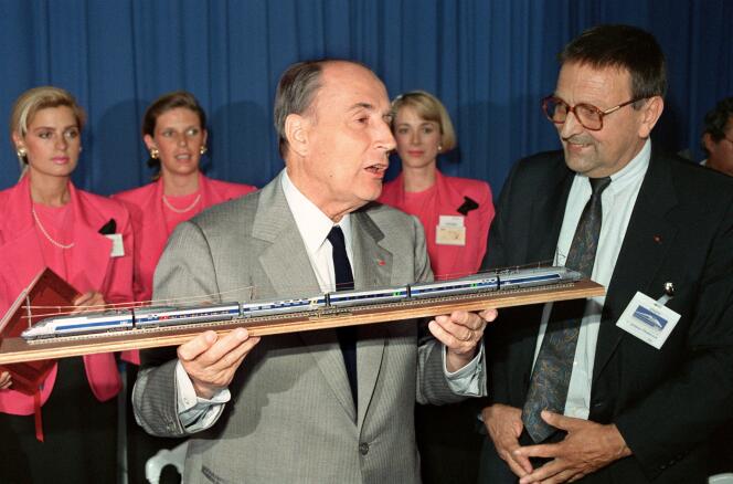 Jacques Fournier, alors président de la SNCF, aux côtés du président de la République François Mitterrand, qui tient une maquette du TGV Atlantique, le 17 mai 1989.