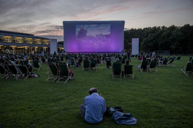 Cinéma gratuit en plein air, dans le parc de la Villette, à Paris, le 15 août 2021.