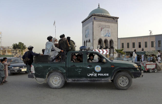 Les talibans s’apprêtent à revenir au pouvoir, vingt ans après en avoir été chassés par une coalition militaire à la tête de laquelle se trouvaient les Etats-Unis.