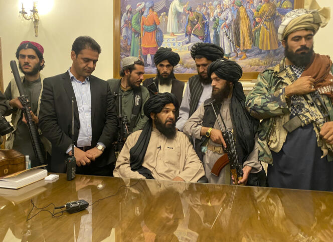 Des talibans ont pris possession du palais présidentiel à Kaboul, le 15 août 2021.