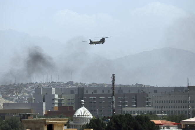 Un hélicoptère de l’armée américaine au-dessus de Kaboul, en Afghanistan, dimanche 15 août 2021.