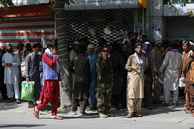 Longue file d’attente devant une banque de Kaboul, dimanche 15 août.