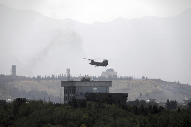 A US helicopter leaving the US Embassy in Kabul on August 15, 2021.