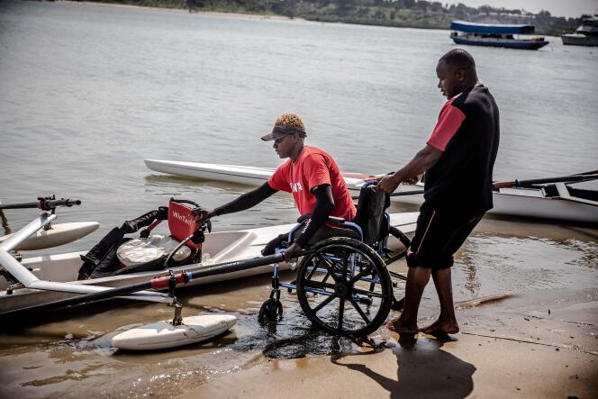 L’athlète paralympique kenyan Asiya Mohammed, lors d’une session d’entraînement en aviron à mombasa, au Kenya, le 26 juillet 2021.