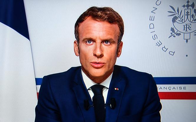 Emmanuel Macron podczas swojego telewizyjnego wystąpienia 16 sierpnia 2021 r. z Bormes-les-Mimosas.