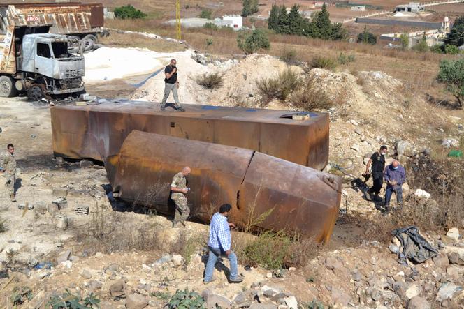Des soldats de l’armée libanaise inspectent le site de l’explosion d’un réservoir de carburant dans le village de Tlel, au Liban, le 15 août 2021.
