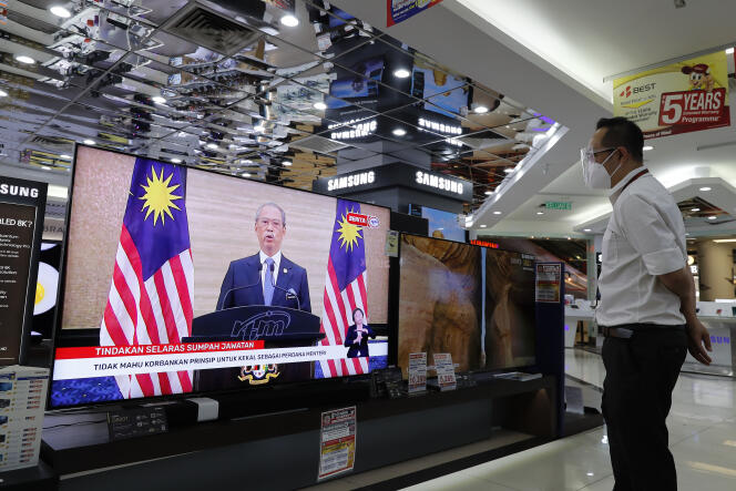 Le premier ministre malaisien, Muhyiddin Yassin, sur les écrans d’un commerce de Kuala Lumpur, le 16 août 2021.