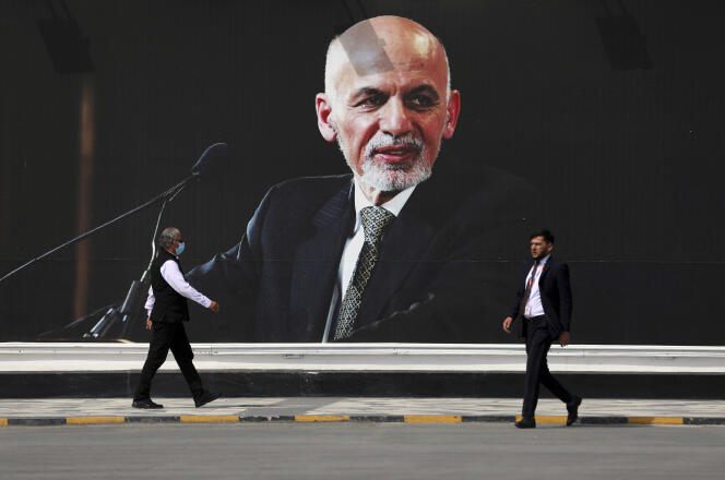 Une fresque à l’image du président afghan Ashraf Ghani à l’aéroport de Kaboul, le 14 août.