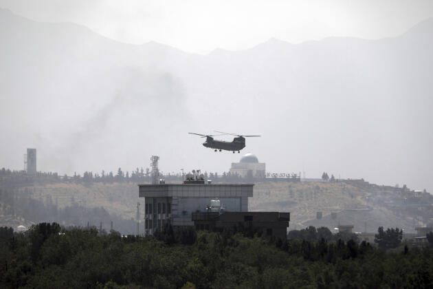 Un hélicoptère Chinook américain se pose à l’ambassade américaine de Kaboul, le 15 août 2021.