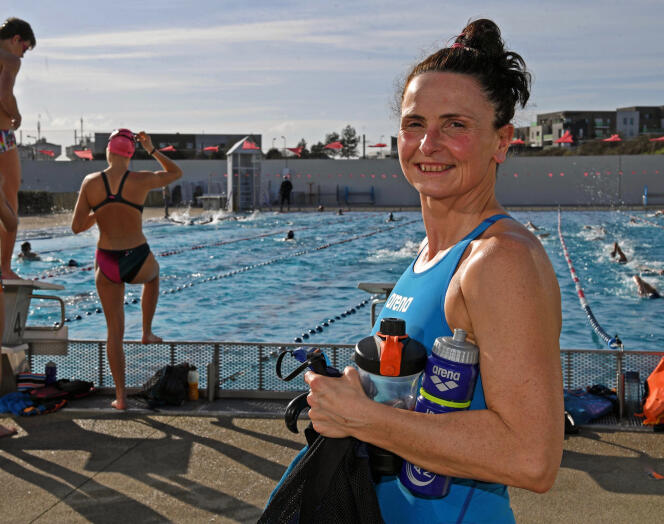 Atteinte d’une maladie neuromusculaire, Claire Supiot a repris la natation en 2015. Ici à l’entraînement, à Angers (Maine-et-Loire), en février 2021.