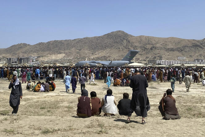 Des centaines d’Afghans aux abords des pistes de l’aéroport de Kaboul, le 16 août 2021.