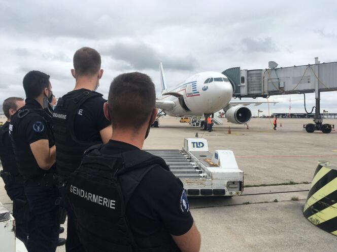 Des gendarmes français à l’aéroport Roissy-Charles-de-Gaulle, le 17 août 2021.