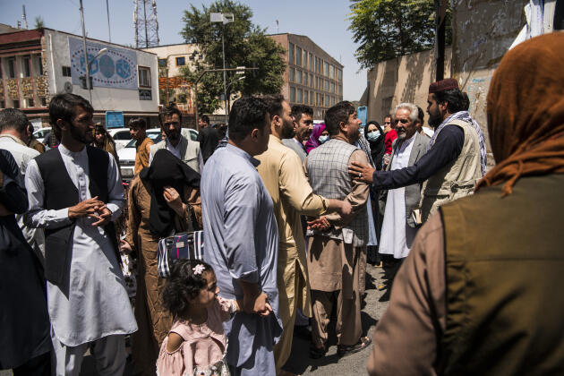 Des Afghans tentent d’accéder aux ambassades à l’intérieur de la zone verte de Kaboul afin d’être transportés à l’aéroport international pour des vols d’évacuation, le 16 août 2021.