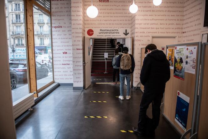 Des étudiants font la queue pour accéder à un restaurant du centre régional des œuvres universitaires et scolaires, le 9 février 2021 à Paris.