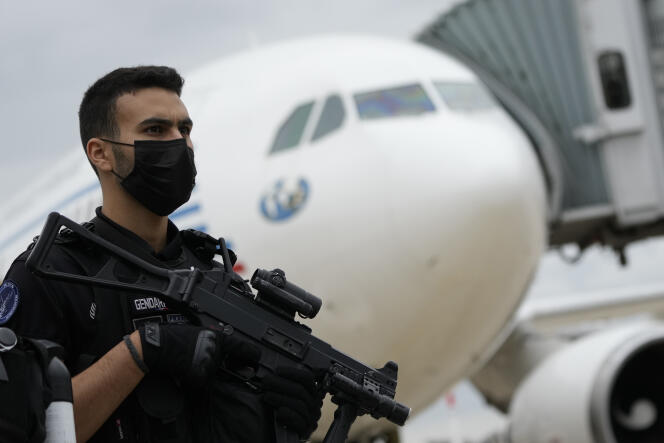 Un gendarme en poste à l’aéroport Roissy-Charles-de-Gaulle lors de l’arrivée d’avions en provenance de Kaboul, le 17 août 2021.