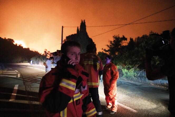 Des pompiers combattent l’incendie en cours au Luc, dans le massif des Maures (Var), le 17 août 2021.