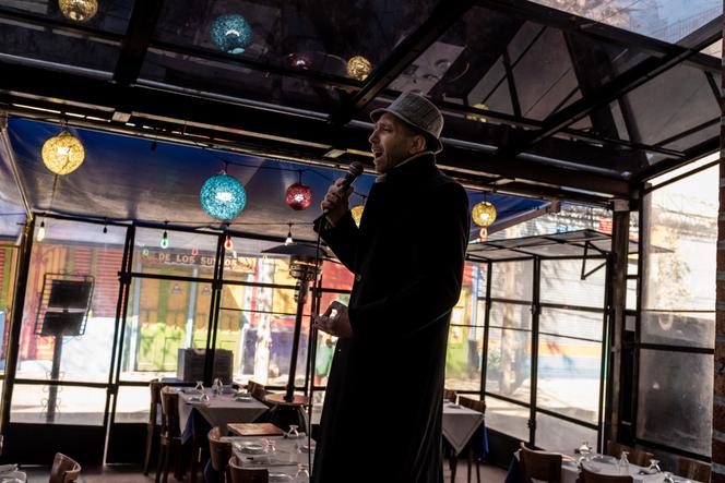 Un chanteur de tango sur la scène du restaurant « La vieja rotiseria » (« La vieille rôtisserie »), avant l'heure du déjeuner dans le quartier de La Boca, à Buenos Aires, le 12 août 2021.
