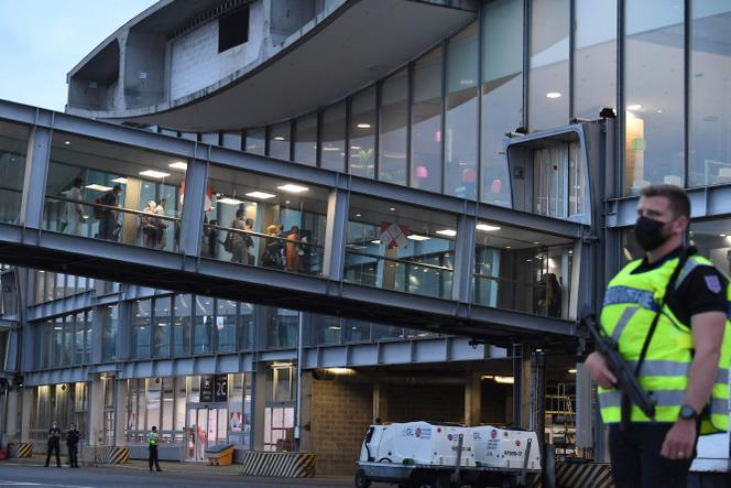 Los pasajeros evacuados de Afganistán llegan a Roissy Charles de Gaulle el miércoles 18 de agosto.