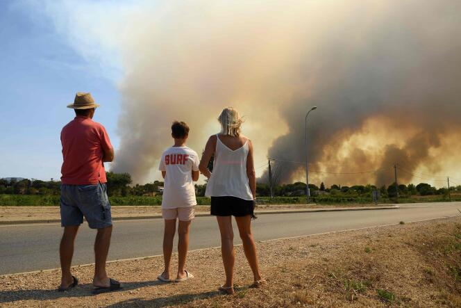 Tourists observe the fire that ravages the forest near Grimaud (Var), August 18, 2021.