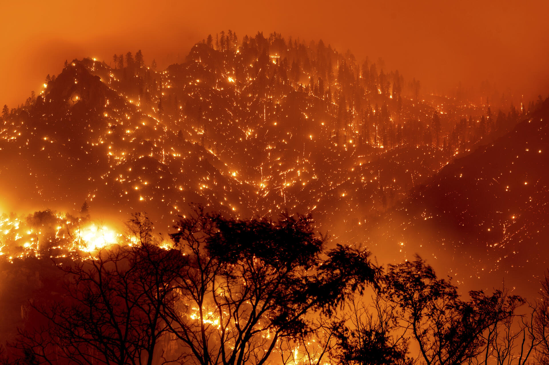 Des collines arborées sont ravagées par le Dixie Fire, près de Milford, dans le comté de Lassen, en Californie, le 17 août 2021.