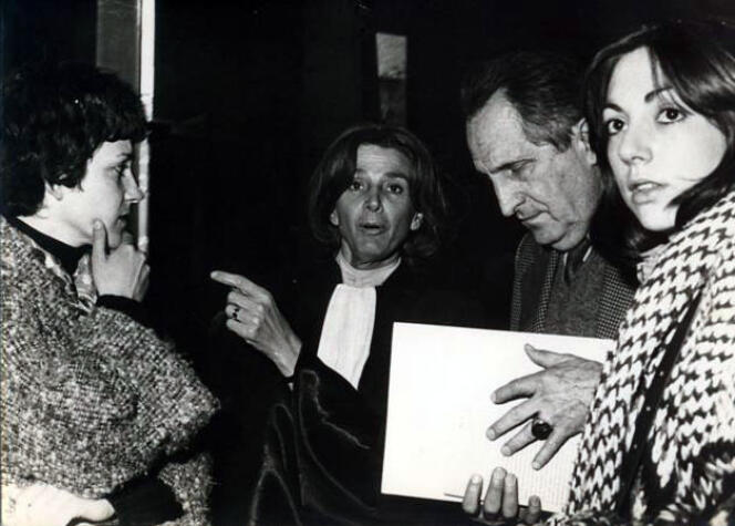 L’avocate Gisèle Halimi et le professeur Alexandre Minkowski, entourés d’Anne Tonglet (à gauche) et d’Araceli Castellano (à droite), en mai 1978, à Aix-en-Provence (Bouches-du-Rhône).