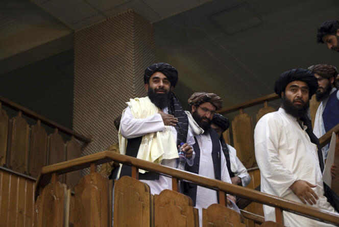 Zabihullah Mujahid (à gauche), porte-parole des talibans, mardi 17 août, à Kaboul, lors de la première conférence de presse du mouvement depuis la prise de la capitale.