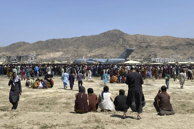 Des centaines de personnes se rassemblent pour fuir leur pays sur le tarmac de l’aéroport international de Kaboul, en Afghanistan, lundi 16 août 2021.