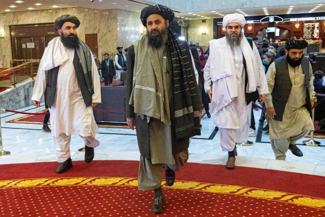 Mulla Abdul Gani Bharat, con el equipo negociador de los talibanes, en Moscú, Rusia, el 18 de marzo de 2021.