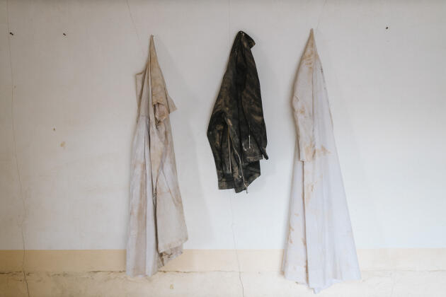 Des vêtements laissés à l’abandon dans la maison de Nadia Mourad, à Kocho, en Irak, le 3 août 2021.