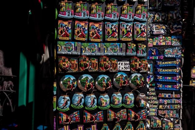 En una tienda de souvenirs en La Boca, Buenos Aires, Argentina, el 12 de agosto de 2021.