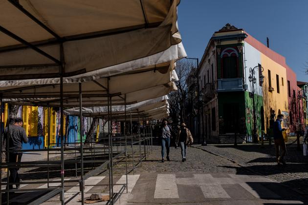 Vista de la calle más turística de La Boca, " Caminito", desierto, en Buenos Aires, Argentina, el 12 de agosto de 2021.