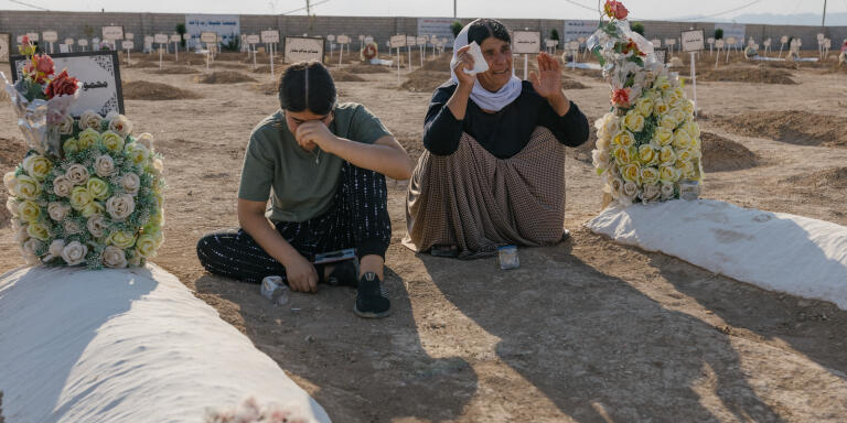 Kocho, Irak, le 3 aout 2021. Voici le cimetière de Kocho, où sont enterres les victimes de Daesh retrouvées dans une fosse commune. La famille de Nabil Khader Saleh, originaire de Kocho, se recueulle devant les tombes des membres de leur famille.