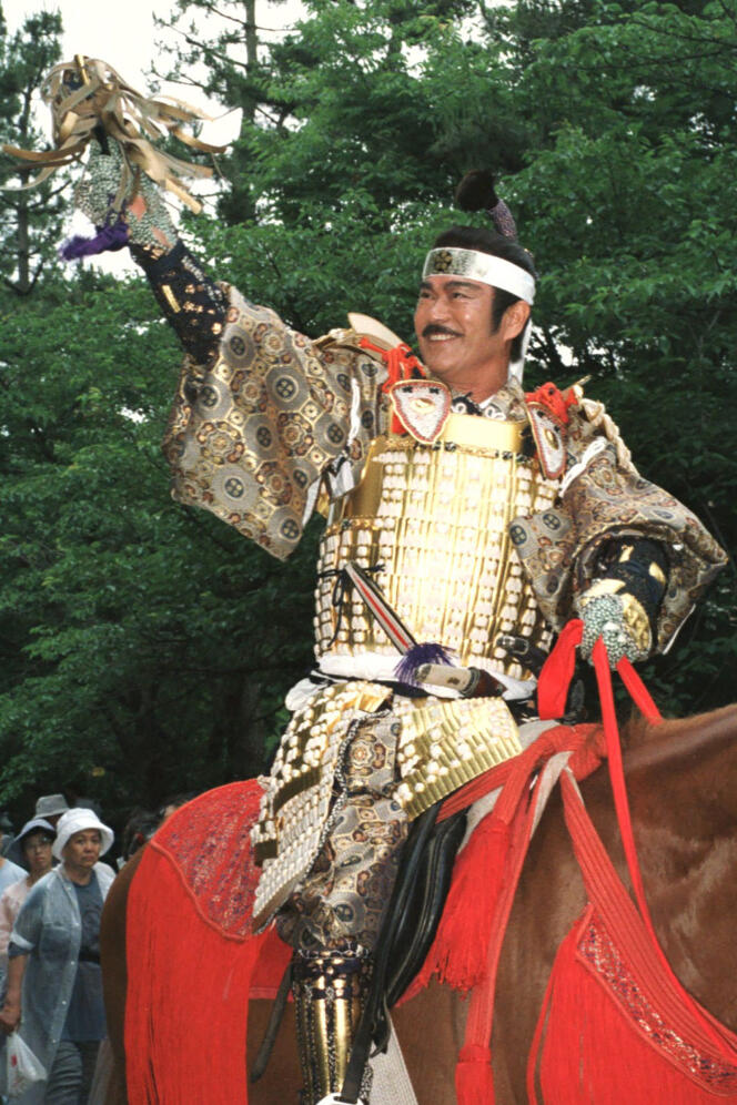 L’acteur japonais Sonny Chiba à cheval à Kanazawa, à l’ouest de Tokyo, en juin 1998.