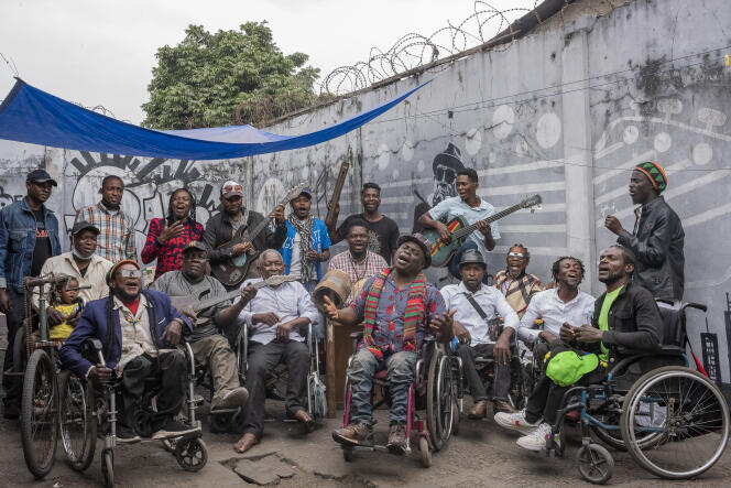 Les membres du Staff Benda Bilili posent pour une photo de groupe dans le quartier de Ndjili, à Kinshasa, le 11 août 2021.