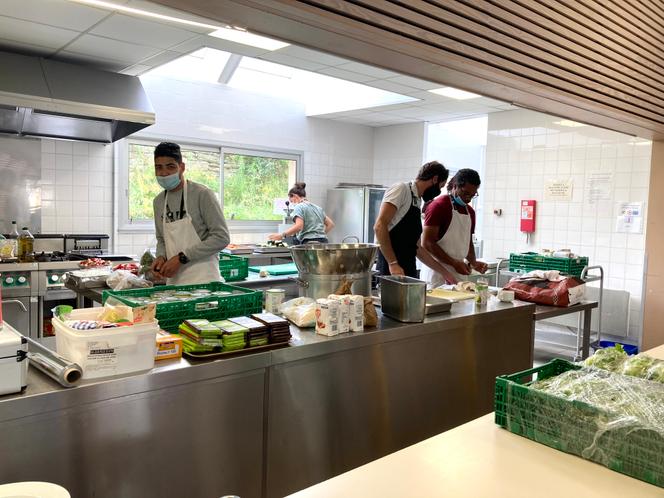 Des bénévoles en cuisine au Bourg (Morbihan), le 19 août 2021.