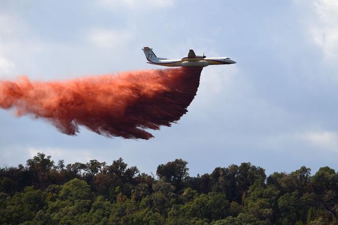 Un avion bombardier d’eau Dash 8-Q400MR de la sécurité civile, lors d’un incendie de forêt, dans le Var, le 20 août 2021.